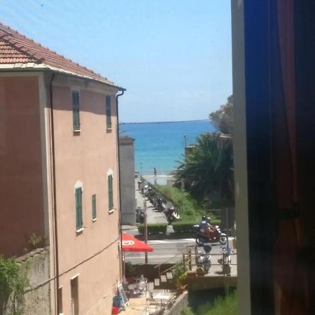 House Of Fly With Sea View, Front The Beach سافونا المظهر الخارجي الصورة