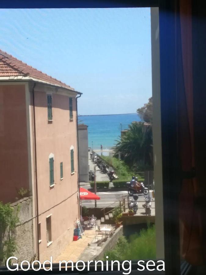 House Of Fly With Sea View, Front The Beach سافونا المظهر الخارجي الصورة